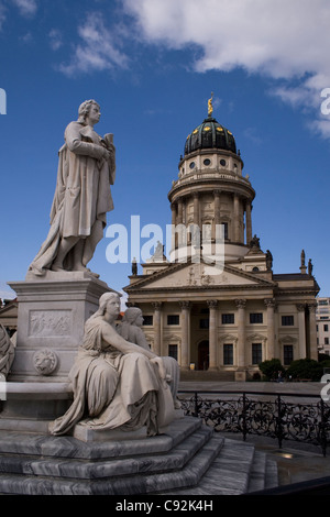 Statue des deutschen Dichters Friedrich Schiller im Herzen der Gendarmenmarkt in Berlin. Stockfoto