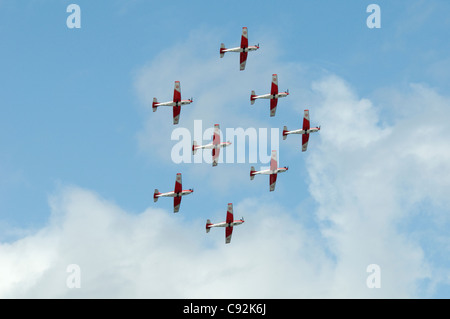 Flugvorführungen von PC-7 Team in Pilatus NCPC-7 Turbotrainers Pilotenschule. Swiss Air Force Basis in Emmen im Royal Stockfoto