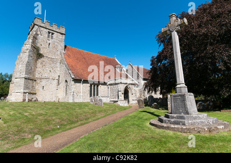 Das Kriegerdenkmal und Str. Georges Kirche am Arreton auf der Isle Of Wight, England Stockfoto