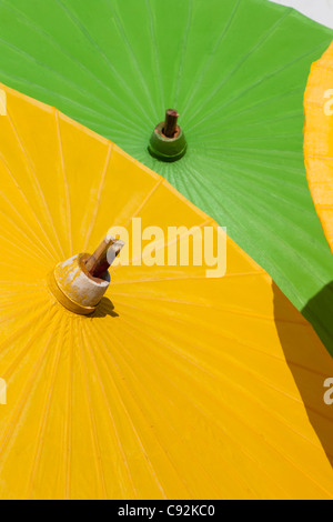 Handgeschöpftes Papier Sonnenschirme trocknen in der Sonne bei einem Regenschirm-Fabrik in Bo Sang, Thailand Stockfoto