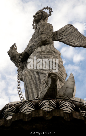 Niedrigen Winkel Blick auf die Statue des geflügelten Jungfrau Maria von Quito, El Panecillo Hill, Quito, Ecuador Stockfoto