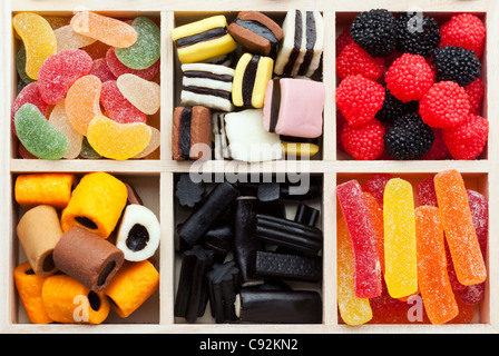 Sortiment an Süßigkeiten in Holzkiste Stockfoto