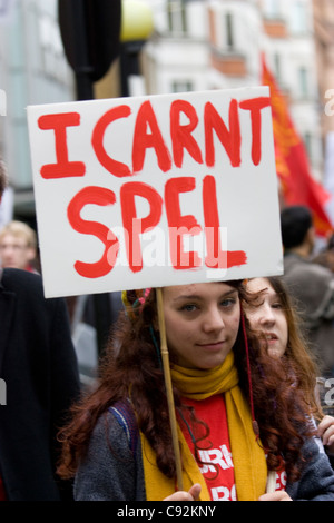 Eine Demonstratorin hält ein falsch geschriebenes Plakat mit der Aufschrift "I carnt Spel" – ein absichtlicher Fehler für "Ich kann nicht buchstabieren" – während eines Studentenprotests in Zentral-London, Großbritannien, gegen Kürzungen der öffentlichen Ausgaben und steigende Studiengebühren, wobei sie mit Satire die Befürchtungen hervorhebt, dass eine reduzierte Finanzierung zu sinkenden Bildungsstandards führen könnte Stockfoto