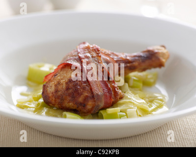 Hähnchenschenkel mit Pancetta auf tagliatelle Stockfoto