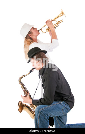 Mutter und Sohn Jazz zusammen mit einer Trompete und Tenor Saxophon zu spielen. Stockfoto