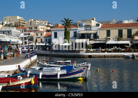 Vertäuten Fischerbooten und Bars Agios Nikolaos Ost-Kreta-Griechenland Stockfoto