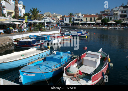 Vertäuten Fischerbooten und Bars Agios Nikolaos Ost-Kreta-Griechenland Stockfoto