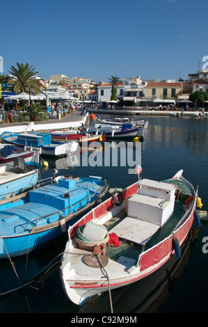 Vertäuten Fischerbooten und Bars Agios Nikolaos Ost-Kreta-Griechenland Stockfoto