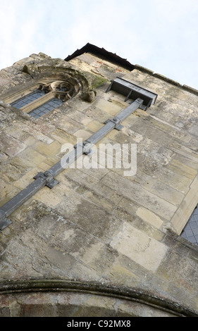 Alten führen Dachrinne Ablaufrohr auf St. Ann's Tor in der Cathedral Close in Salisbury Wiltshire UK Stockfoto