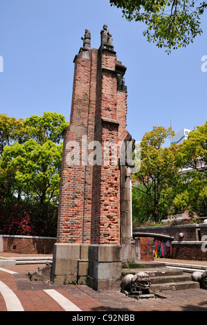 Ein Teil der Urakami Kathedrale überlebte die Explosion des zweiten Weltkriegs 1945 Atombombe in Nagasaki. Stockfoto