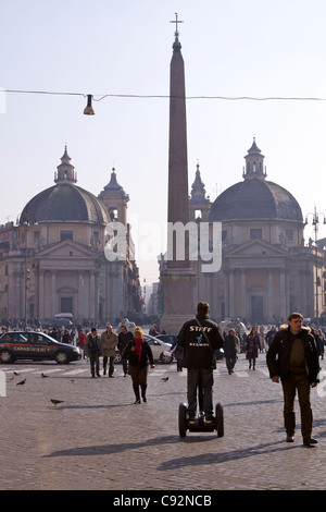 Piazza del Popolo (Platz des Volkes) mit der "Zwilling" Kirchen Santa Maria in Montesanto auf der linken (1662-75) und Santa Stockfoto