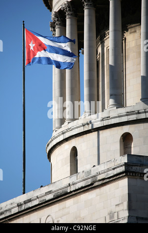 Kubanischen Nationalflagge im nationalen Capitol am Paseo del Prado in Havanna, Kuba. Stockfoto