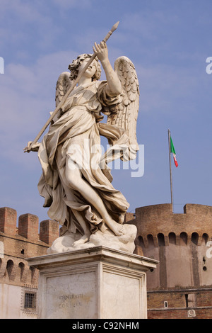 Roten Backsteinfassade des Castel Sant'Angelo Baujahr ursprünglich 135 von Hadrian als sein Mausoleum mit einer der 10 Engel Skulpturen auf Stockfoto