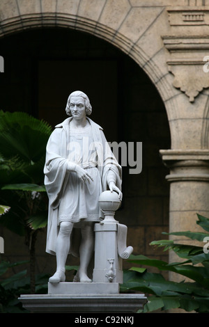 Denkmal für Christopher Columbus im Hof des Museo De La Ciudad am Plaza de Armas in Havanna, Kuba. Stockfoto