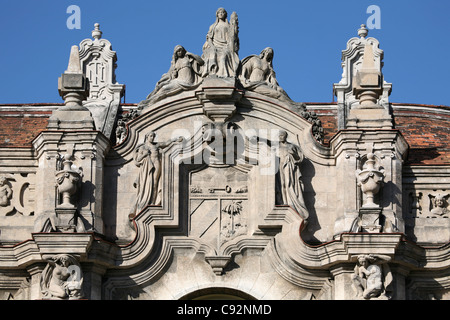 Kubanische Wappen an der Fassade des großen Theaters in Havanna, Kuba. Stockfoto