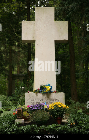 Grab des ukrainischen nationalistischen Führer Stepan Bandera auf dem Waldfriedhof Friedhof in München. Stockfoto