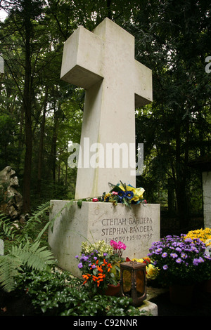 Grab des ukrainischen nationalistischen Führer Stepan Bandera auf dem Waldfriedhof Friedhof in München. Stockfoto