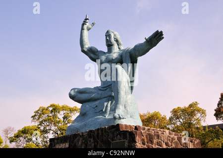 Nagasaki Friedenspark erinnert an die atomare Bombardierung der Stadt während des zweiten Weltkriegs. Die 10 Meter hohe wurde Frieden Statue geschaffen. Stockfoto