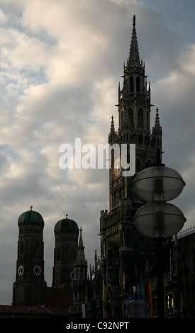 Frauenkirche-Kathedrale und das Neues Rathaus (neues Rathaus) am Marienplatz-Platz in München. Stockfoto