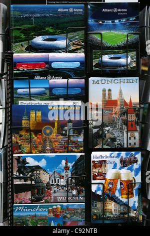 Souvenir-Postkarten in einer Straße Souvenir stall in München. Stockfoto