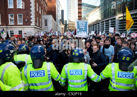 Polizei Lead Student März durch die Londoner Protest gegen Studiengebühren erhebt und zu höherer Bildung ändert. Der Polizei wurden heraus durch die Londoner in Kraft, da Tausende von Studenten marschierten. Etwa 4.000 Offiziere waren im Einsatz, als Demonstranten friedlich an einer Protestkundgebung gegen marschierten Stockfoto