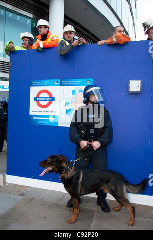 Polizeihunde und Arbeiter an Moorgate Station. Student März durch die Londoner Protest gegen Studiengebühren erhebt und wechselt zur Hochschulbildung. Der Polizei wurden heraus durch die Londoner in Kraft, da Tausende von Studenten marschierten. Etwa 4.000 Offiziere waren im Einsatz, als Demonstranten marschierten Stockfoto