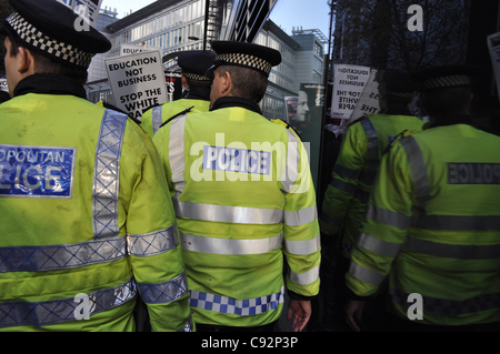 London, UK, Polizei 11.09.2011 enthalten, die das Publikum in einem Teller-Glas-Fenster während einer nationalen Demonstration gegen Studiengebühren reflektiert werden. Stockfoto