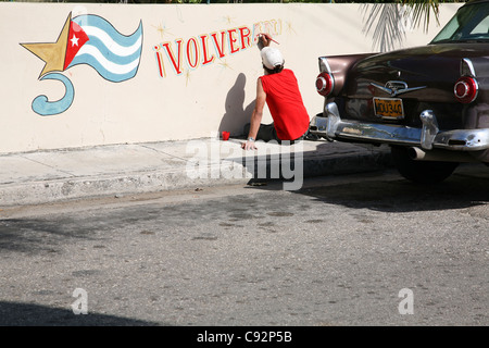 Kubanische Mann erneuert einen Slogan The Cuban Five im Ferienort Varadero, Kuba zu unterstützen. Stockfoto