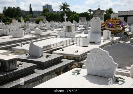 Grab der kubanische Fotograf Alberto Korda auf dem Doppelpunkt-Friedhof in Havanna, Kuba. Stockfoto