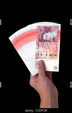 50 Pfund britische Währung Banknoten £50 in Bar in männlicher Hand gehalten Stockfoto