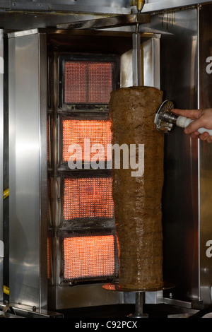 Mann arbeitet in Vorbereitung Döner Kebab-shop Stockfoto