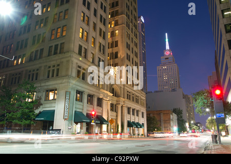 Night Street Scene, Magnolia Hotel, mit Verkehr und Mercantile National Bank Building im Hintergrund, Commerce Street Dallas Texas Stockfoto