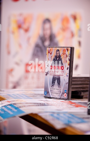 Dynamo trifft wartenden Fans bei Asda, Spondon, UK auf der Veröffentlichung von seiner DVD Magier unmöglich. Fans warteten bis zu 5 Stunden, ihn zu sehen. Stockfoto