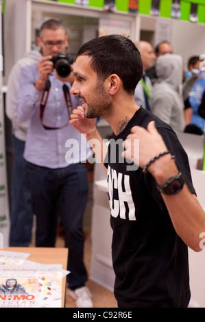 Dynamo trifft wartenden Fans bei Asda, Spondon, UK auf der Veröffentlichung von seiner DVD Magier unmöglich. Fans warteten bis zu 5 Stunden, ihn zu sehen. Stockfoto