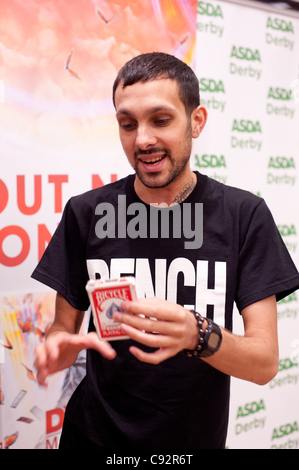 Dynamo trifft wartenden Fans bei Asda, Spondon, UK auf der Veröffentlichung von seiner DVD Magier unmöglich. Fans warteten bis zu 5 Stunden, ihn zu sehen. Stockfoto