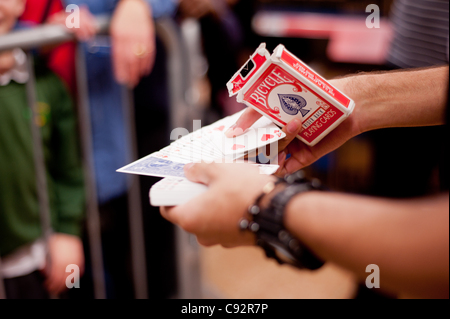 Dynamo trifft wartenden Fans bei Asda, Spondon, UK auf der Veröffentlichung von seiner DVD Magier unmöglich. Fans warteten bis zu 5 Stunden, ihn zu sehen. Stockfoto