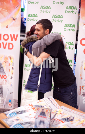 Dynamo trifft wartenden Fans bei Asda, Spondon, UK auf der Veröffentlichung von seiner DVD Magier unmöglich. Fans warteten bis zu 5 Stunden, ihn zu sehen. Stockfoto