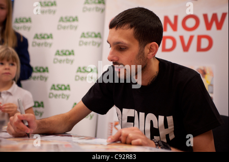 Dynamo trifft wartenden Fans bei Asda, Spondon, UK auf der Veröffentlichung von seiner DVD Magier unmöglich. Fans warteten bis zu 5 Stunden, ihn zu sehen. Stockfoto