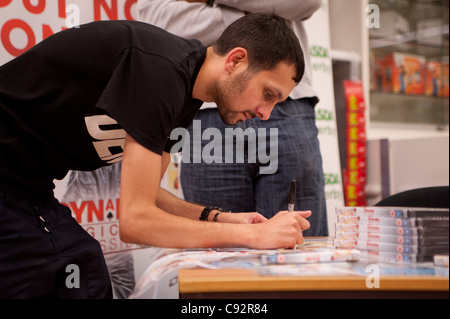 Dynamo trifft wartenden Fans bei Asda, Spondon, UK auf der Veröffentlichung von seiner DVD Magier unmöglich. Fans warteten bis zu 5 Stunden, ihn zu sehen. Stockfoto