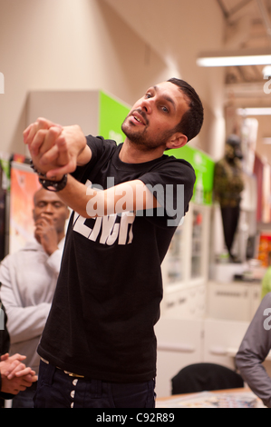 Dynamo trifft wartenden Fans bei Asda, Spondon, UK auf der Veröffentlichung von seiner DVD Magier unmöglich. Fans warteten bis zu 5 Stunden, ihn zu sehen. Stockfoto