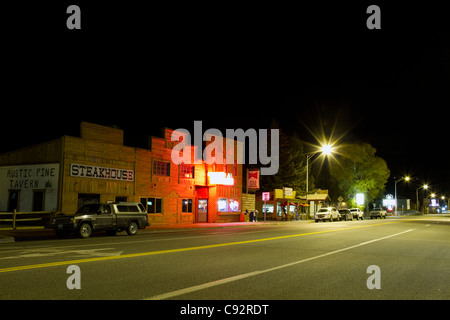 Straße Szene Rustic Pine Taverne Nachtbar & Steakhouse Ramshorn Street Dubois Wyoming USA Stockfoto