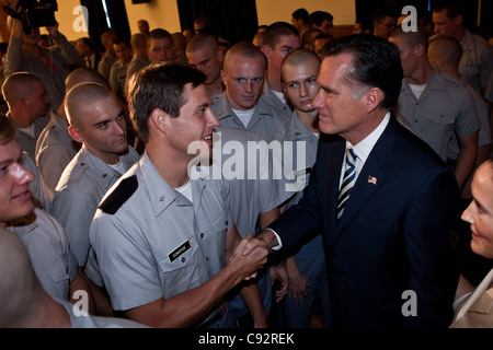 Republikanische Präsidentschaftskandidat Mitt Romney grüßt Kadetten auf der Zitadelle am 7. Oktober 2011 in Charleston, South Carolina. Stockfoto