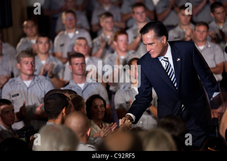 Republikanische Präsidentschaftskandidat Mitt Romney grüßt Kadetten auf der Zitadelle am 7. Oktober 2011 in Charleston, South Carolina. Stockfoto
