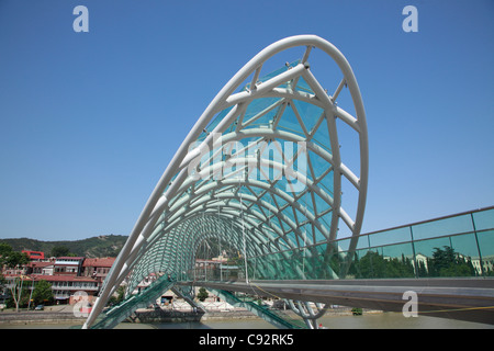 Die Brücke des Friedens ist eine bogenförmige Fußgängerbrücke über den Fluss Kura in Tiflis. Stockfoto