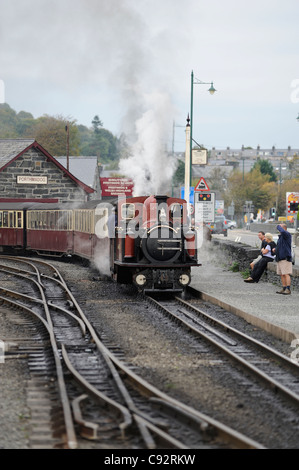 Welsh Highland Porthmadog Bahnhof David Lloyd George fahren mit einem Zug nach Norden wieder wales uk Stockfoto