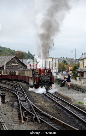 Welsh Highland Porthmadog Bahnhof David Lloyd George fahren mit einem Zug nach Norden wieder wales uk Stockfoto