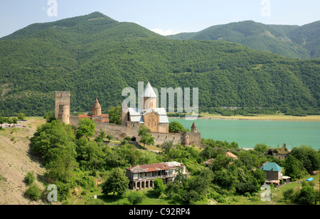 Ananuri ist eine Burganlage am Fluss Aragvi in Georgien. Stockfoto