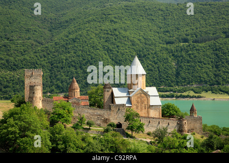 Ananuri ist eine Burganlage am Fluss Aragvi in Georgien. Stockfoto