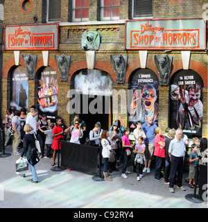 Mit Blick auf eine Gruppe von Menschen in der Schlange, um Karten zu kaufen London Dungeon Besucherattraktion Tooley Street London England UK eingeben warten Stockfoto