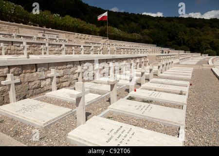 Zeilen der Soldatengräber mit kreuzt auf der polnischen Friedhof in Montecassino. Stockfoto